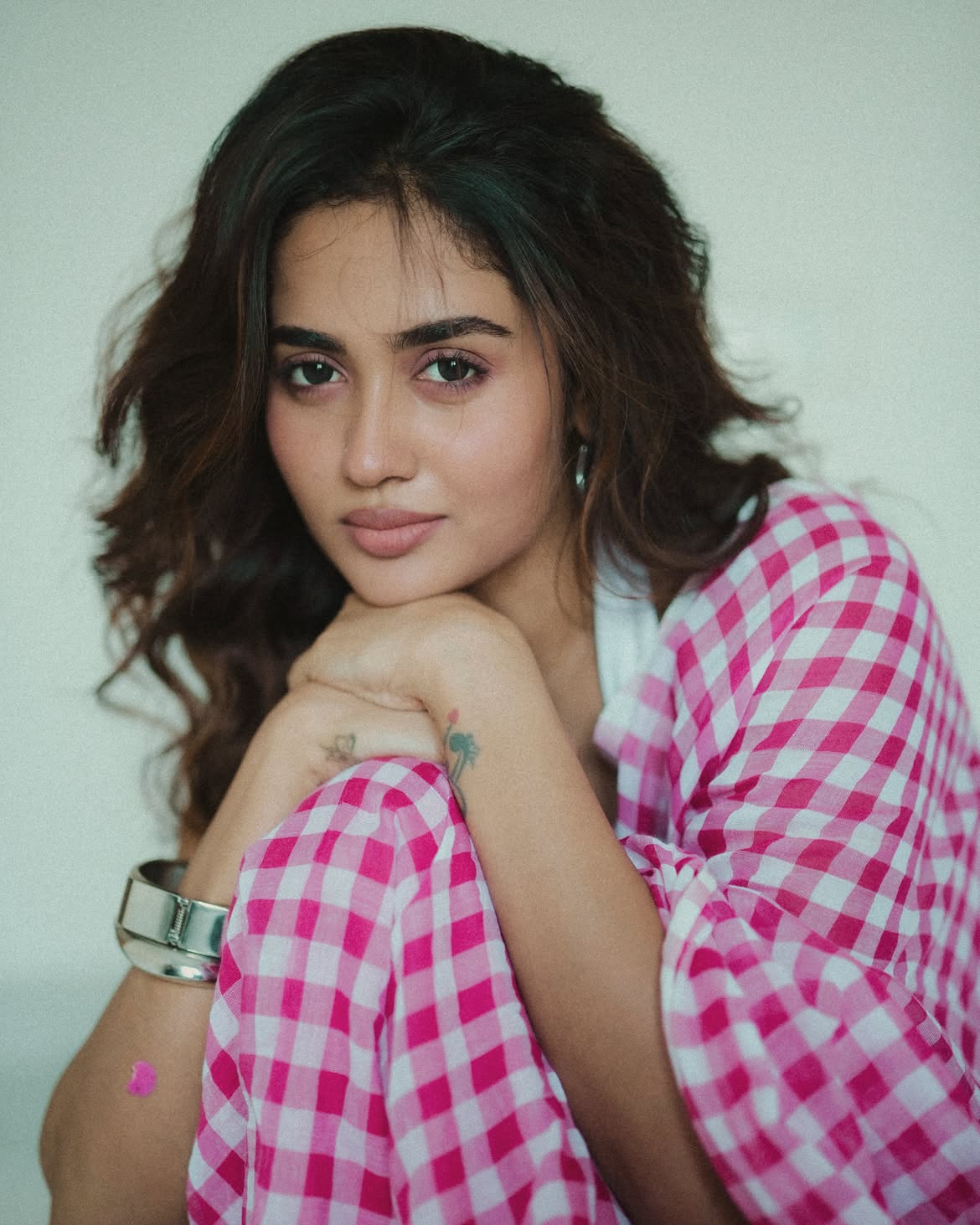 Teju Ashwini Rests Her Chin On A Hand In Pink!!!