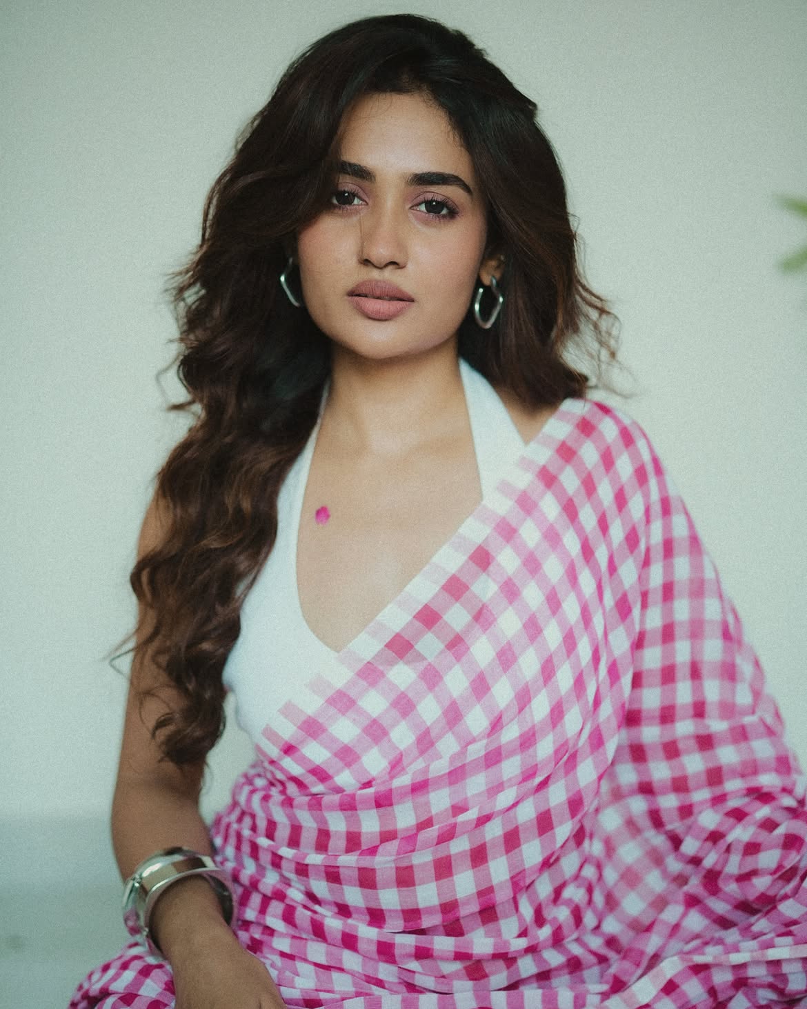 Teju Ashwini Wears Hoop Earrings With Pink Saree