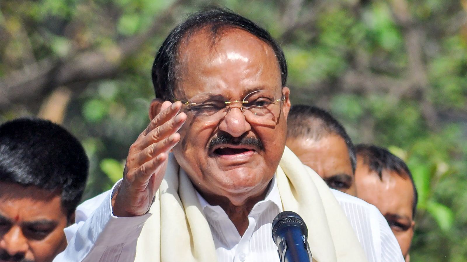 విపక్షాల విమర్శలకు వెంకయ్య సూటి ప్రశ్న...